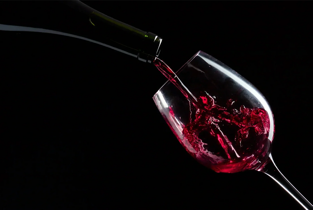 Vintage-style drawing of full-bodied red wine showing a deep, bold red wine in a glass and bottle, perfect for exploring rich, high-tannin red wines with intense flavour