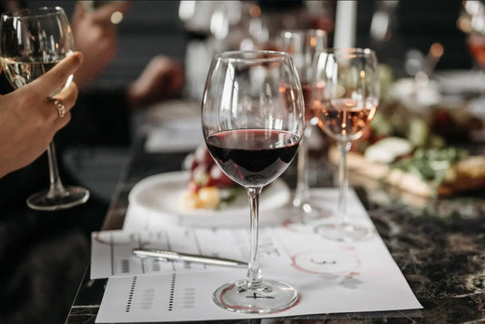 Wine tasting with red, white and rosé wines on a table, illustrating how wine descriptions help beginners understand flavours.