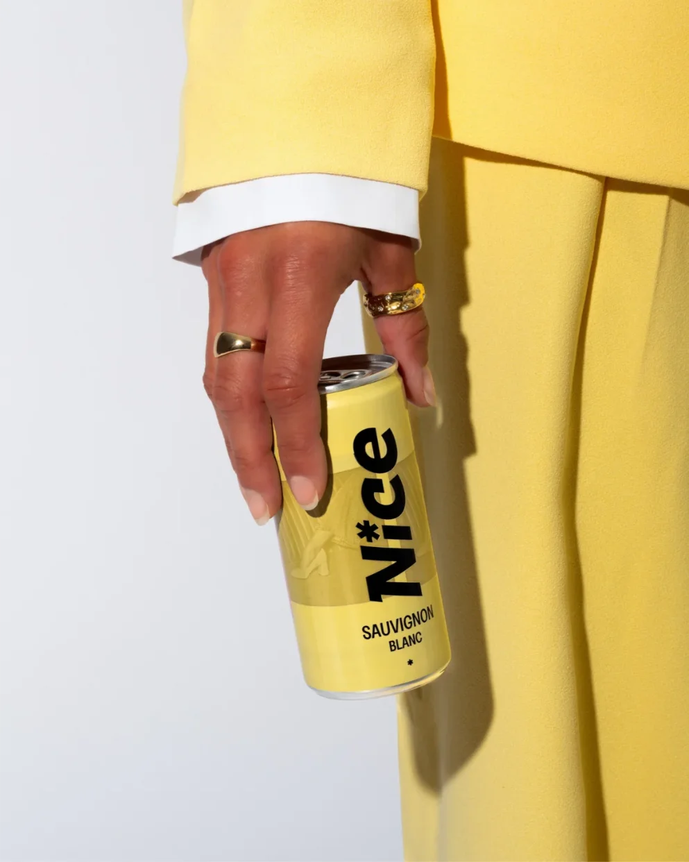 Nice Sauvignon Blanc canned white wine held in hand, offering crisp citrus and gooseberry flavours from Côtes de Gascogne.