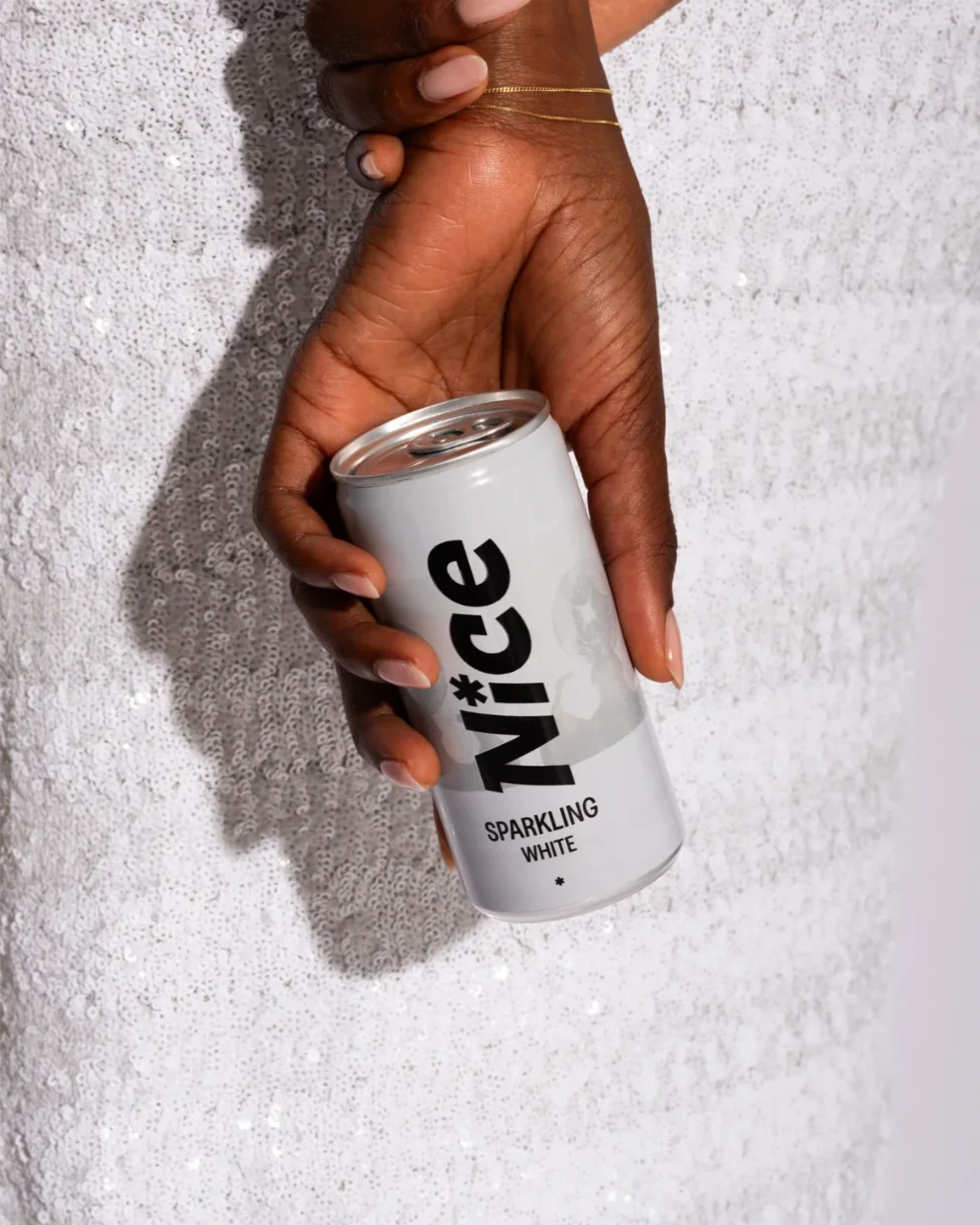 Nice Sparkling White canned wine held in hand, a refreshing vegan-friendly fizz made from Spanish Airén grapes.